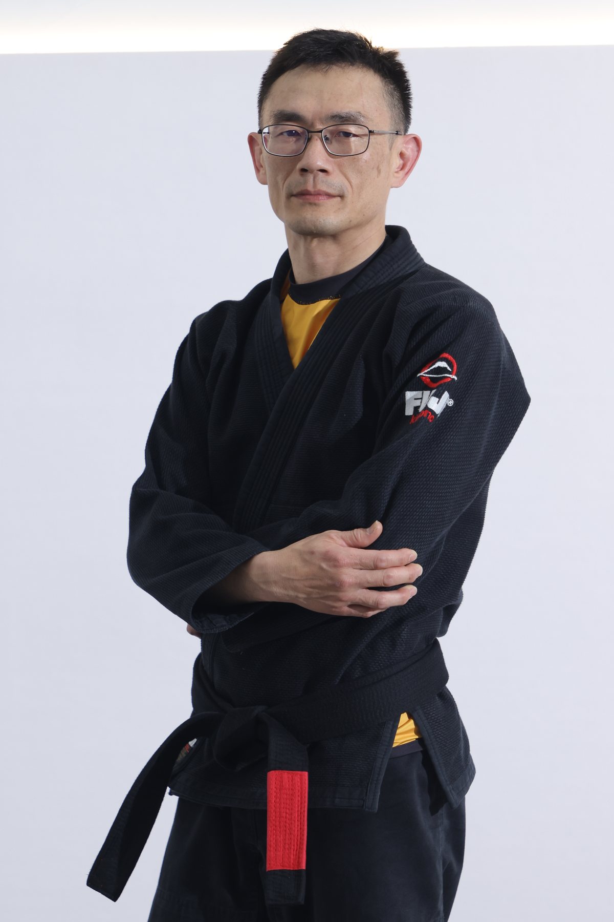 Aurora极光巴西柔术主教练 Paul 穿黑色道服站立照